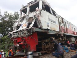 KA Kertanegara Tabrak Truk di Kediri, Lokomotif Rusak Parah
