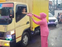 Berkah Ramadan, Polsek Cisoka Berbagi Takjil ke Pengguna Jalan