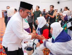 Gubernur Andra Soni Sambut Kedatangan Jamaah Haji Kloter JKG 21 Kabupaten Tangerang