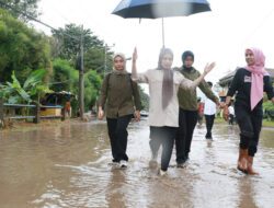 Terjang Genangan Air, Bupati Ratu Zakiyah Sapa Warga Korban Banjir di Pulo Ampel