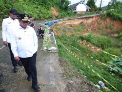 Tinjau Longsor Ruas Jalan Cipanas-Ciparay, Gubernur Andra Soni: Rehabilitasi Dimulai Juli 2025