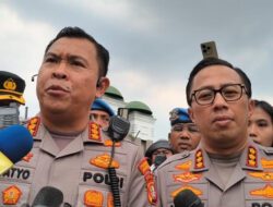 Polisi Bilang Demo Massa Buruh di Depan DPR Berjalan Kondusif