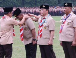 Gubernur Andra Soni Raih Penghargaan Lencana Melati Pramuka