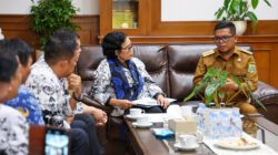 Terima Kunjungan Pengurus PGRI, Gubernur Andra Soni Paparkan Dampak Positif Program Sekolah Gratis