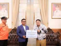 Gubernur Andra Soni Salurkan Bantuan Kemanusiaan dari PGRI Rp 1 Miliar untuk Korban Bencana Sumatera