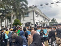 Refleksi HGN, Aliansi Mahasiswa Pandeglang Peduli Pendidikan Kepung Kantor Bupati Pandeglang