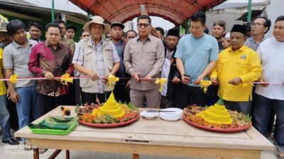 Ketua DPRD Banten, H. Fahmi Hakim Resmikan Pembangunan Jalan hasil Swadaya di Perumahan Senopati